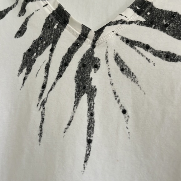 V-neck tee with dual accents - Picture 2 of 4